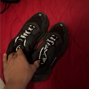 IM SELLING BALENCIGAS, LIKE NEW, SIZE 9, COLOR BLACK